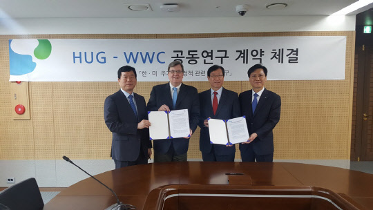 마승렬 주택도시보증공사 연구개발팀장(왼쪽부터), 블레어 루블 우드로윌슨센터 도시지속가능연구소장, 손종철 HUG 경영전략본부장, 임공수 HUG연구센터장 등 두 기관 관계자들이 지난 19일 서울 남대문로 5가 T타워 주택도시보증공사 사옥에서 주거복지정책 공동연구 계약체결 후 기념 사진을 찍고 있다.   주택도시보증공사 제공